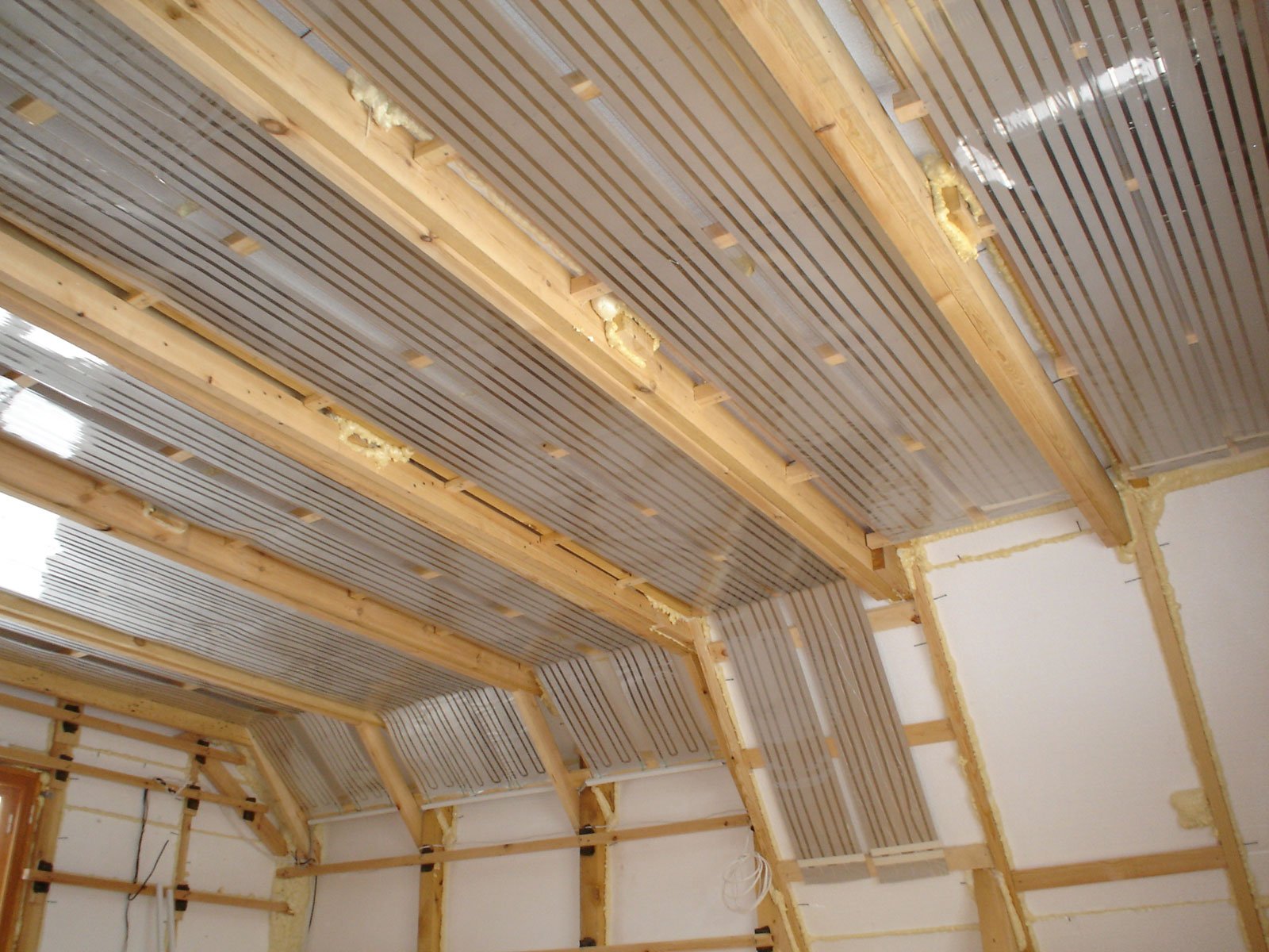 Как правильно утеплить потолок деревянного здания