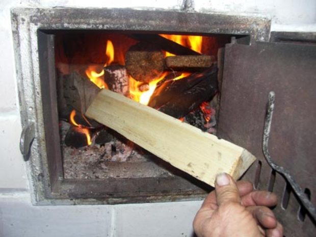 Как топить печь — правильная укладка дров