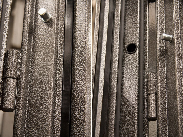 Фото коллаж терморазрыв стальных дверей
