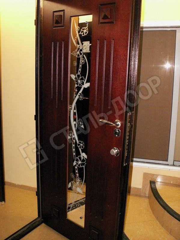 Железная дверь с отделкой МДФ и зеркалом