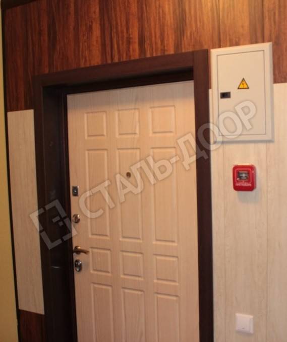 Дверь в квартиру с панелью МДФ белого цвета