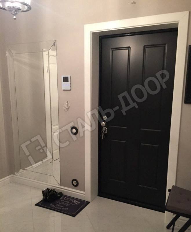 Квартирная дверь с отделкой чёрным МДФ с двух сторон