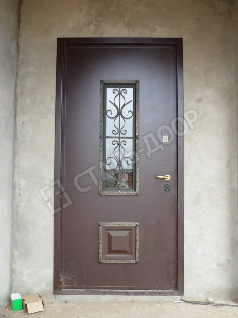 Утеплённая дверь для коттеджа с порошковым окрасом, стеклом и ковкой