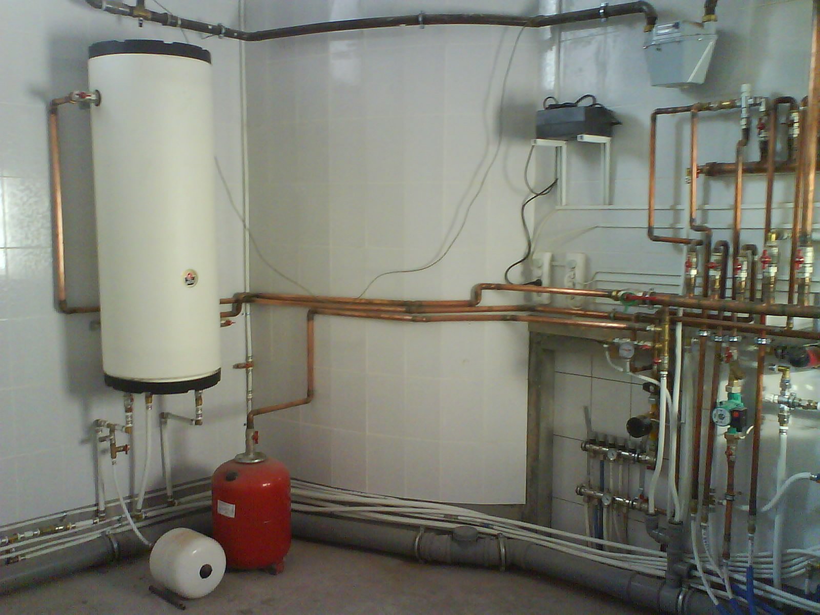 Какие приборы и оборудование входят в состав водяной системы отопления?