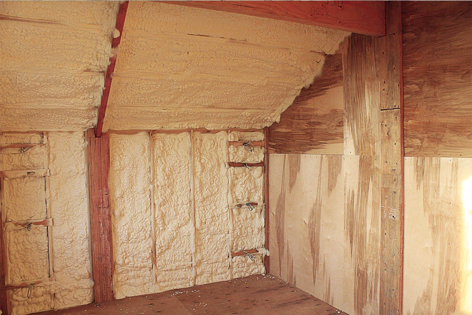 Как утеплить стены деревянного дома изнутри: полезные советы