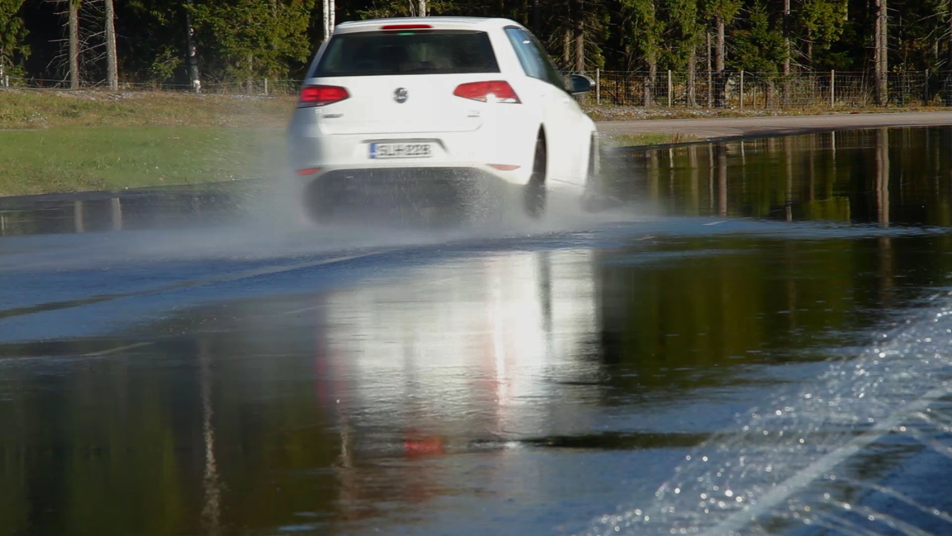 Разлившаяся холодная вода в Выборгском районе Петербурга затруднила движение автотранспорта